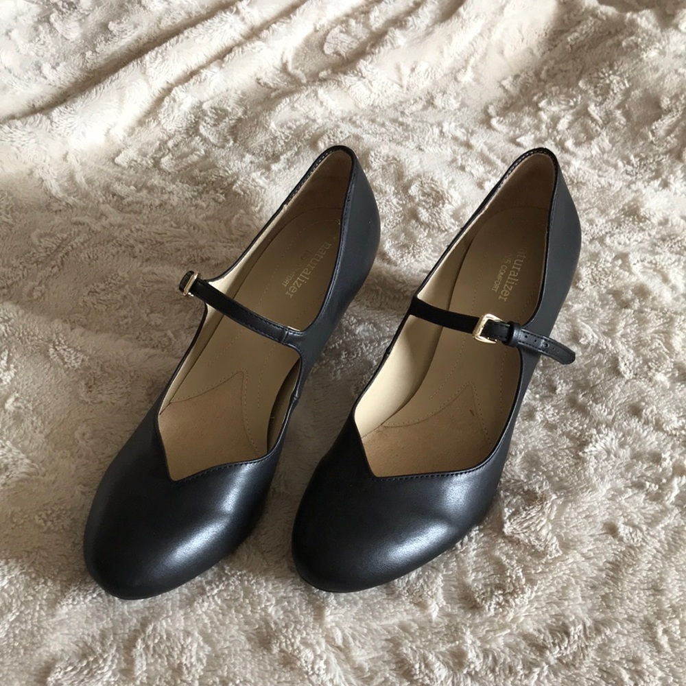 Black high heel shoes NEVER worn